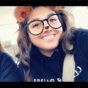 Meet your Posher, Alexis